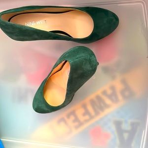 Nine West high heel formal green 5 1/2. Very nice !